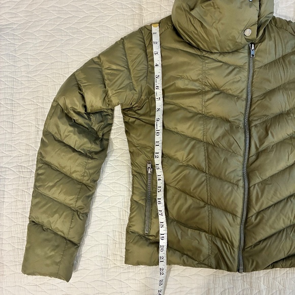 Patagonia Women's Prow Down Jacket, Fatigue Green, Small, EUC - Picture 5 of 10